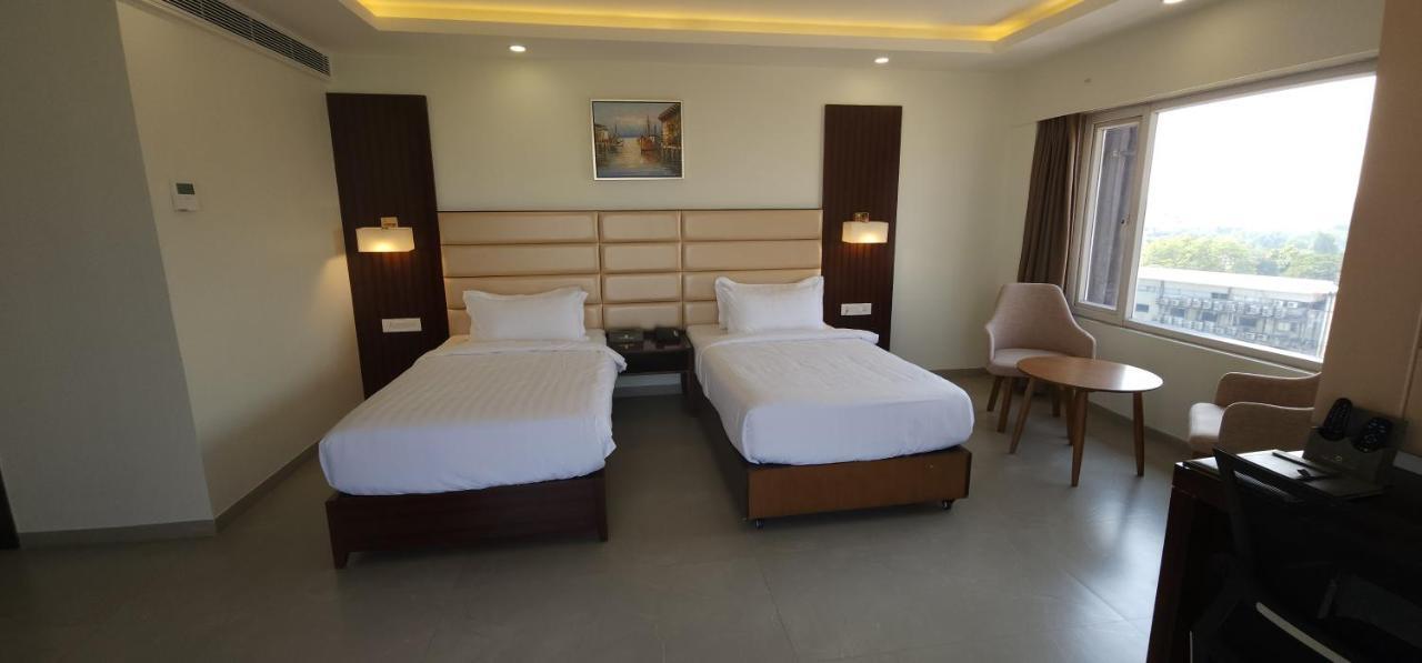 Apricot Hotel , Ahmedabad Luaran gambar